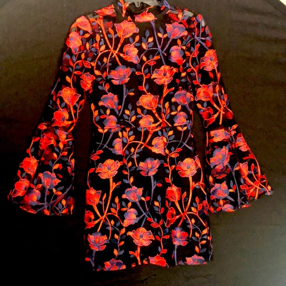 Absolutely gorgeous and sexy dress! Very unique and beautiful floral design! - Picture 3 of 6